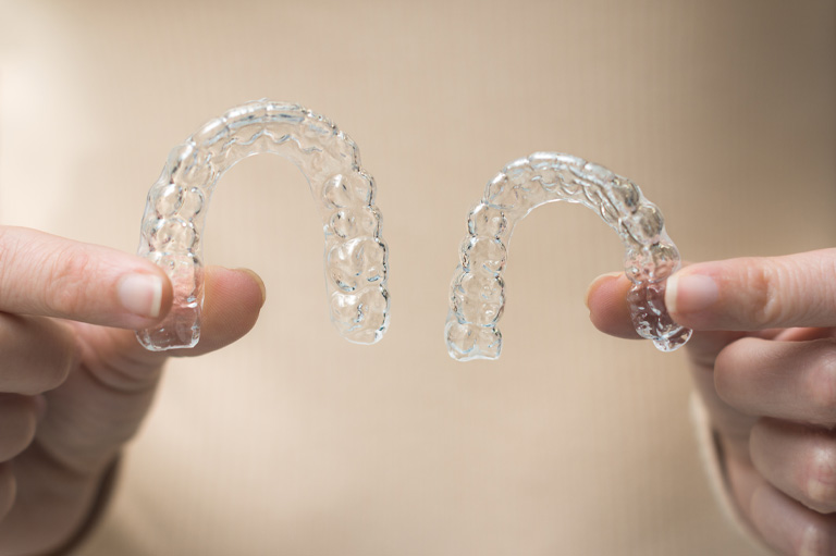 SmartTrack de Invisalign en nuestros tratamientos de ortodoncia en oviedo. Alineadores transparentes para ortodoncia INvisib le