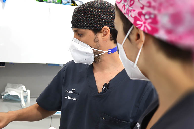 Dr. Bousoño, experto en implantes dentales en Oviedo, estudiando una elevación de seno maxilar.