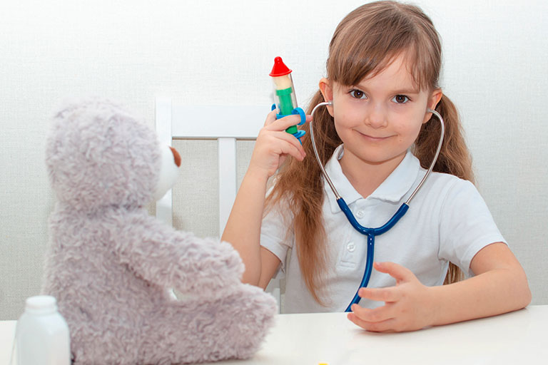 Jugar a ser médico es una actividad que puede ayudar al niño a acostumbrarse a las visitas al dentista