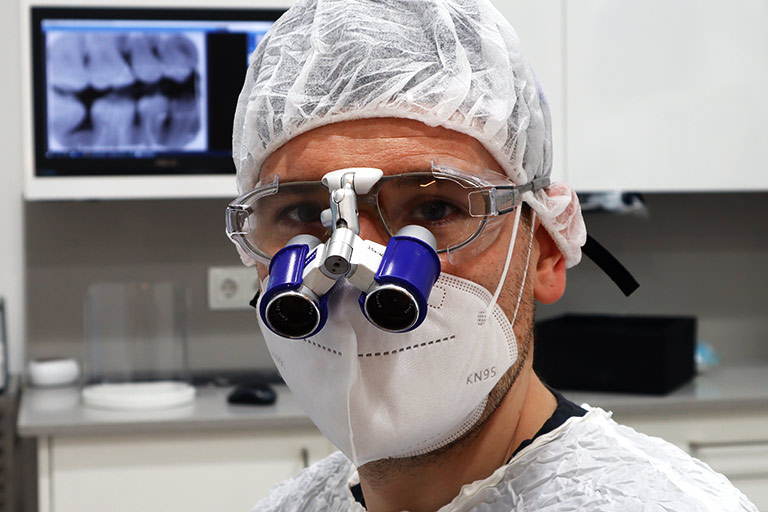 Clínica Bousoño Vargas. Dentista en Oviedo realiza tratamiento de implantes dentales.