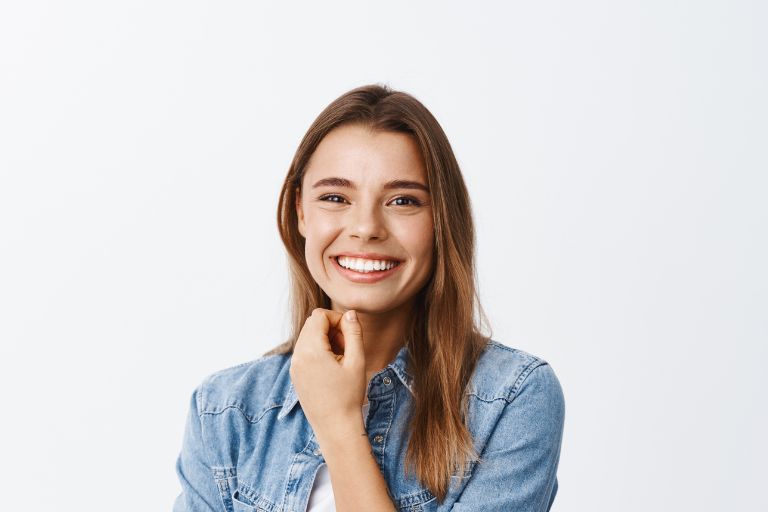Mujer sonriendo a cámara - Manchas Dentales – Solución y Cuidado - Bousoño Vargas -Dentista Oviedo